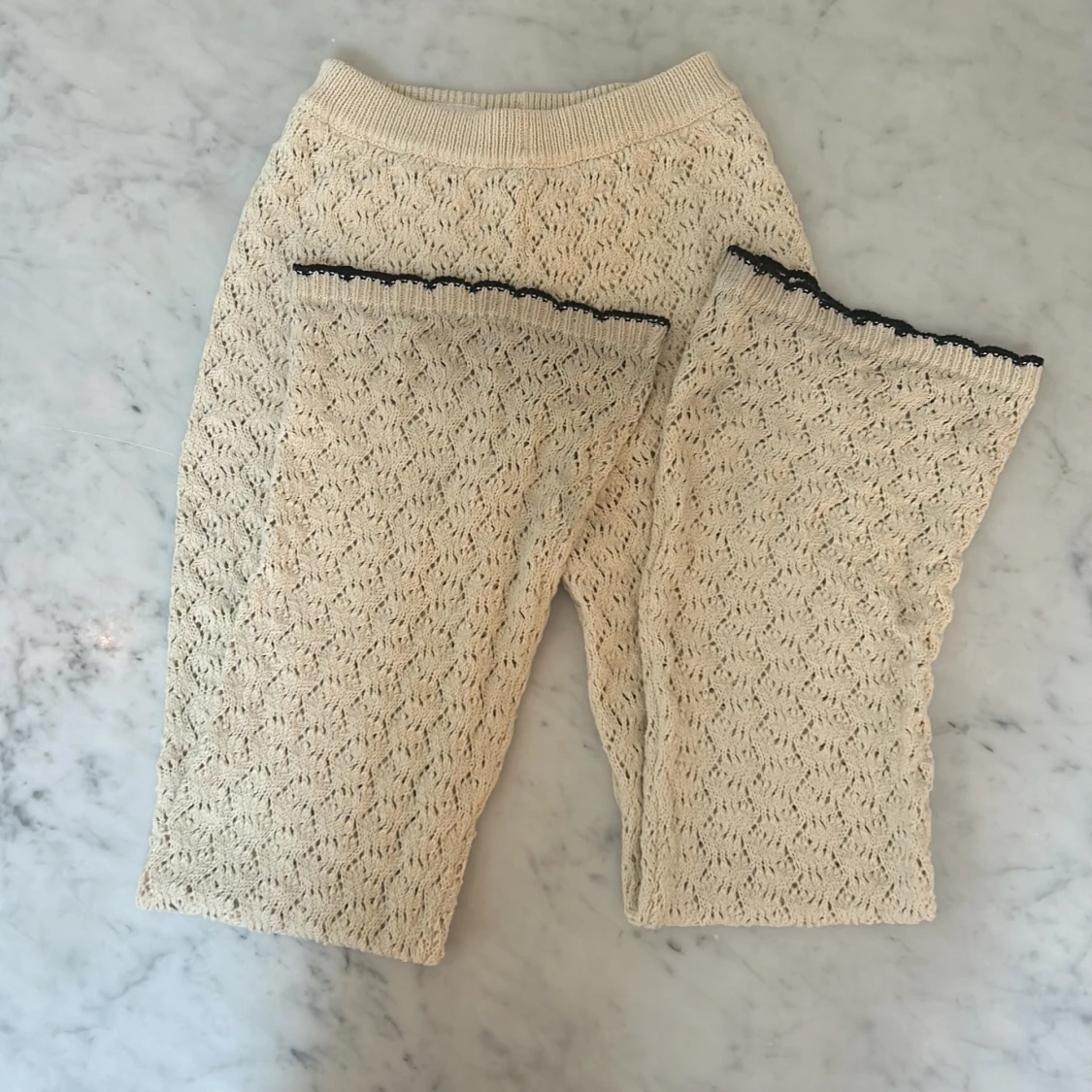 Stickade beige byxor från Zara - 1