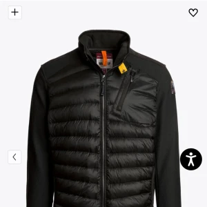 P.J.S Jayden Jacka - Svart Jayden jacka från Parajumpers. Den sitter bra och har skön material inuti jackan. Perfekt för hösten samt vintern.