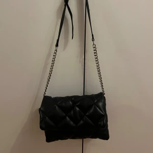 Svart handväska - Snygg och praktisk handväska som går att ha över axeln från Åhléns!!💕