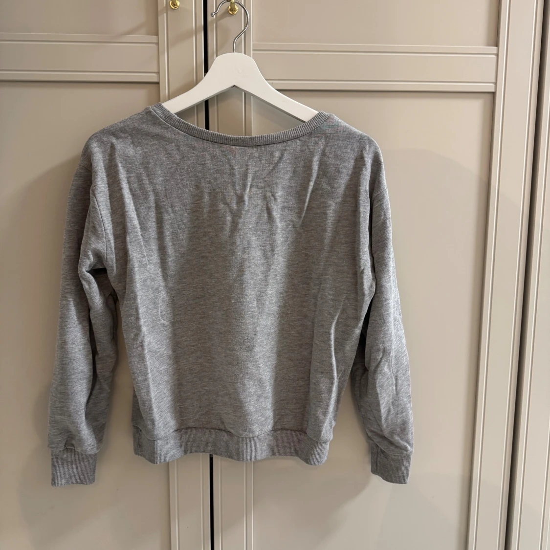 Grå sweatshirt med döskalle från H&M Divided - 2