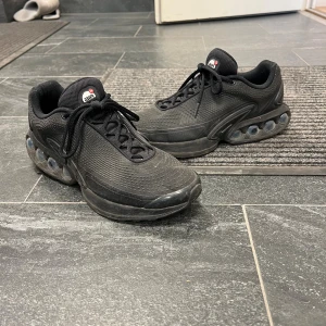 Nike air max - Säljer två par skor som jag vill göra mig av med för att lösa lite plats i garderoben. Säljer ett par svarta air max dn, använda men helt fräscha bara lite smuts som går att tvätta bort(jag kan lösa) storlek 45 Säljer ett till par air max 97 i gott skick utan skador, bara lite smutsiga vilket går att tvätta bort(jag kan lösa) storlek 45 1300kr st eller 2000kr för båda Kan skicka på post eller mötas upp i Stockholm