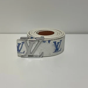 Lv Bälte  - Hejsan, säljer ett helt nytt bälte aldrig tidigare använd. Storlek 110cm. Postar alltid inom 24h efter köpet. Skriv gärna om du har fler frågor.