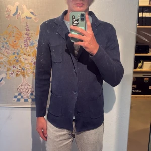 Marinblå cardigan/kavaj från John Henric - Snygg kavaj/kofta från John Henric som är i fint skick och i strl S. Bara att höra av sig om man har några frågor.