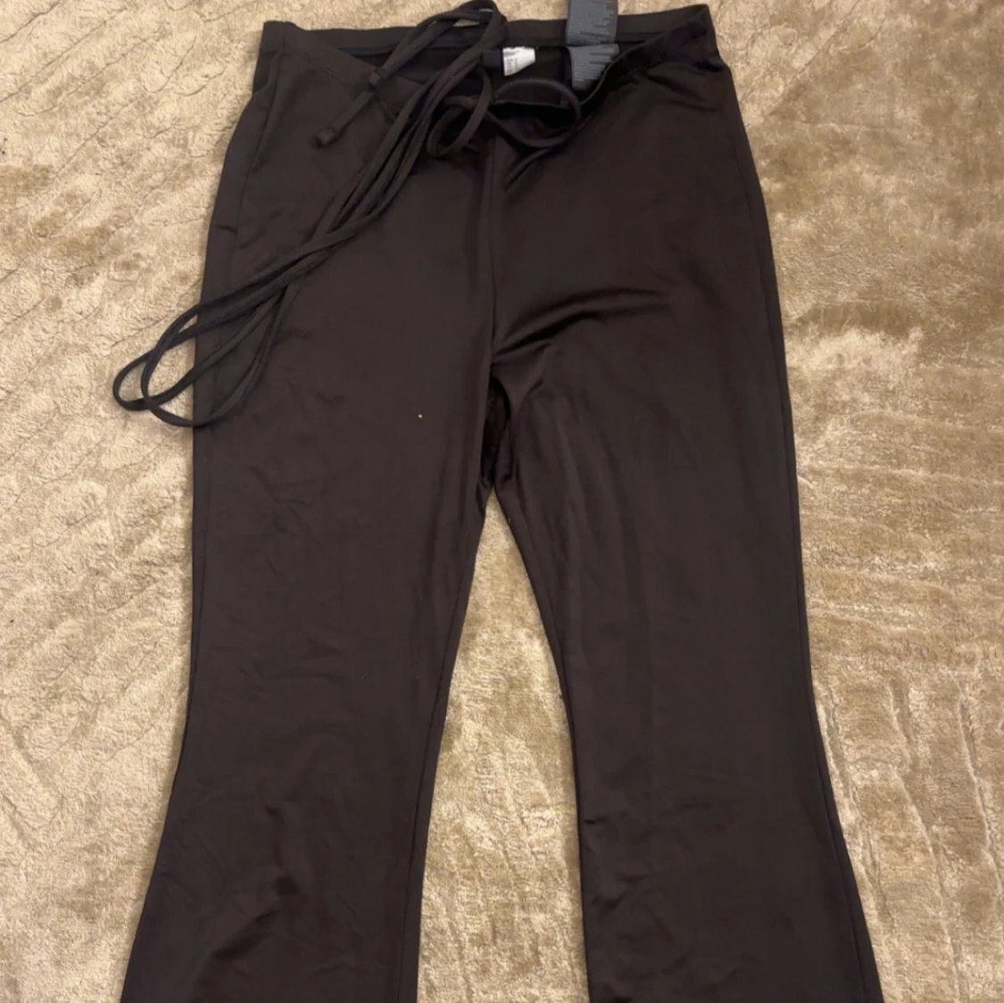 Svarta bootcut byxor med snörning - 2