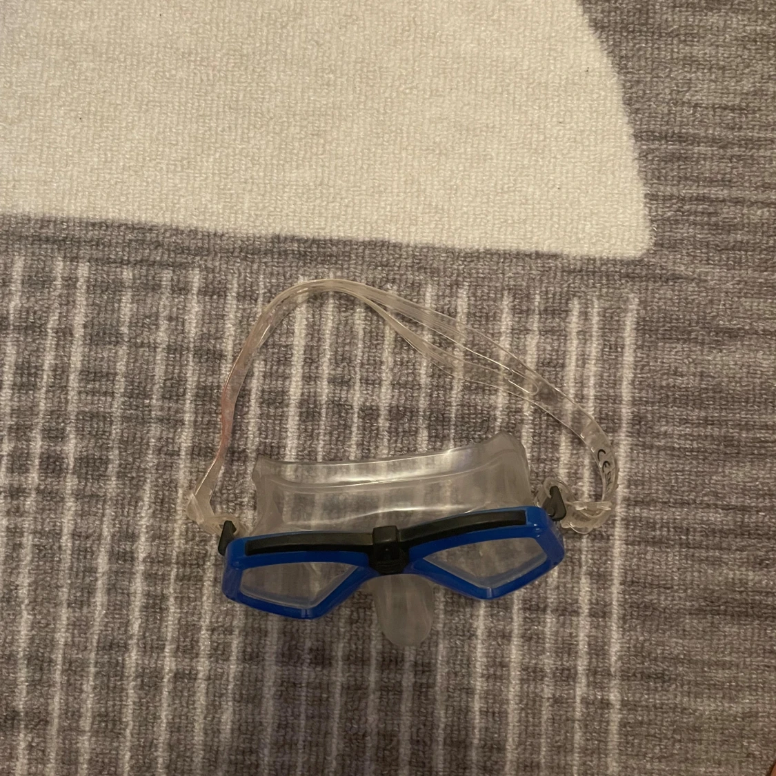 Blå och svart simmask med klar rem - 1