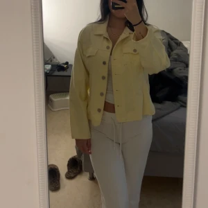 Gul jeansjacka  - Säljer en ljusgul jeansjacka eftersom den inte passar min stil riktig, har använt den 1 gång, sen har den bara stått i min garderob! Perfekt för dig som vill ha en chill och fräsch look till våren eller sommaren.