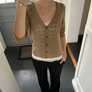 Beige stickad kofta  - Beige trekvartsärmad stickad kofta från Zara i storlek M, skulle säga att den även passar S. Fibt skick. Använd gärna köp nu!