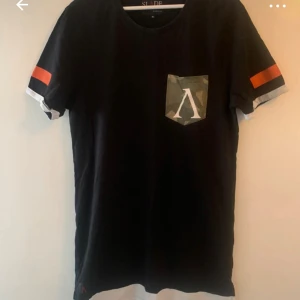 Svart t-shirt från Slade - Svart t-shirt från Slade i längre modell 