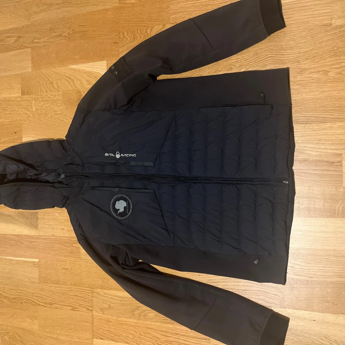 Svart pufferjacka från Sail Racing