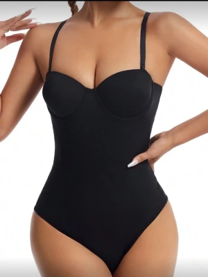 Svart body  - Svart body ifrån SHEIN, storlek S. Ganska stora kupor men de formar sig efter sina egna kupor om man har mindre, speciellt med en BH under. Men skulle säga B-C kupa annars 🥰aldrig använd 