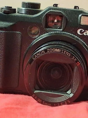 Canon PowerShot digitalkamera svart - An old camera from family belongings. Untested due to missing battery. Sold in current condition, no warranty or returns. Pick-up only, Sollentuna.