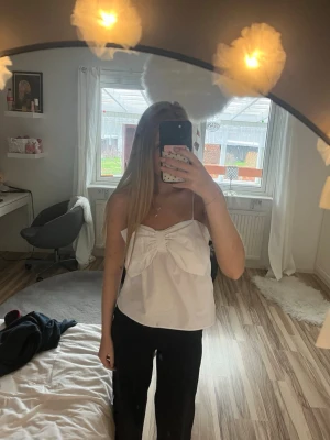 Topp - Superfin topp från Kappahl med justerbara band. Stor fin rosett framtill. Storlek xs. Nyskick🩷