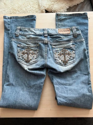 Low-waist jeans - The cutest jeans from Guess, with studded cross pattern on the back pockets. They’re in good condition and would look great with any outfit. For reference I’m 162cm and they are a bit too long for me💕