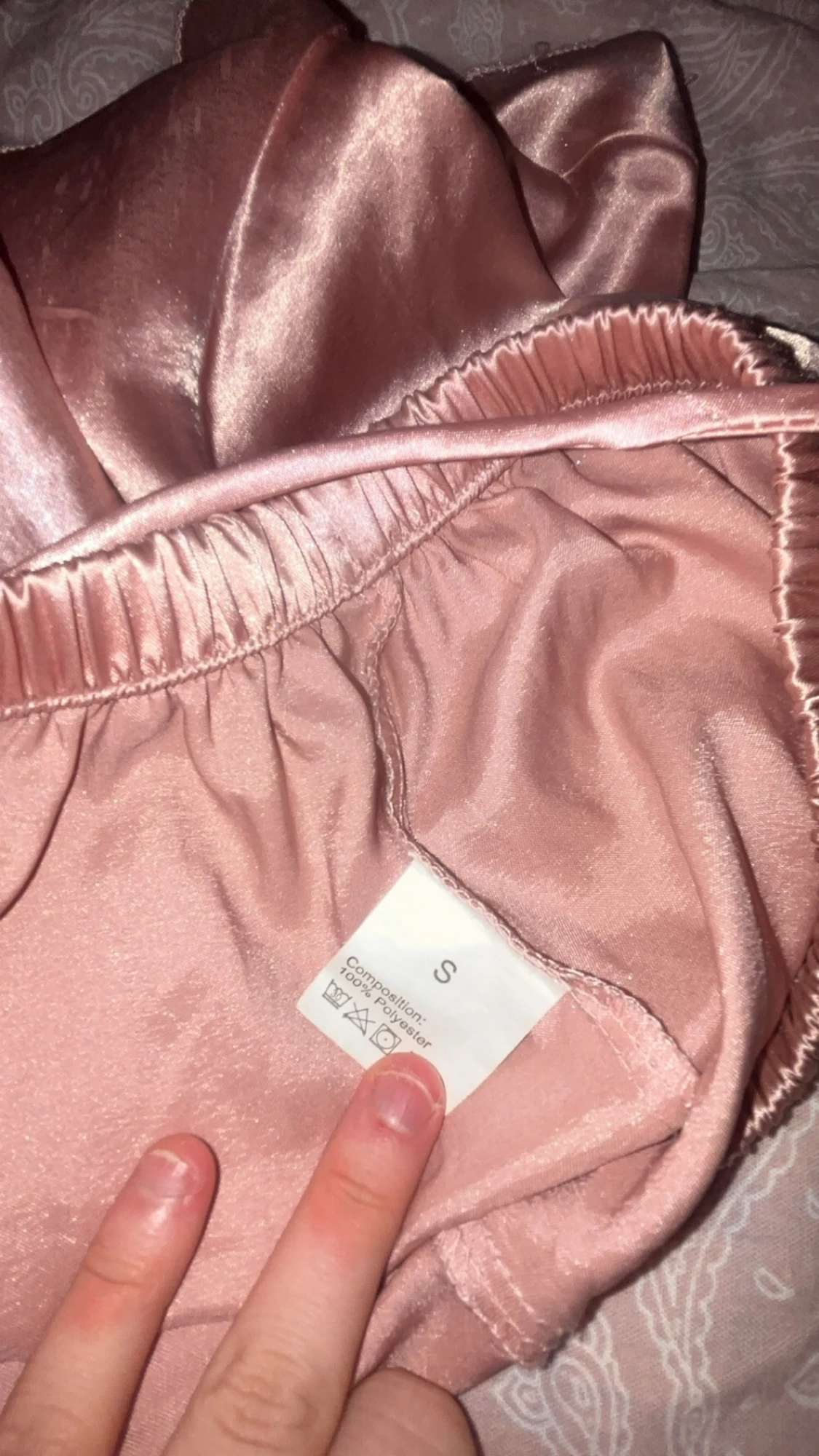 Rosa satinshorts med volangkant - 2