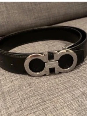 Ferregamo bälte. - Snyggt svart bälte från Salvatore Ferragamo. Bältes har extra hål gjorta. Är okej skick! Hör av dig för mer info. Utan tillbehör.