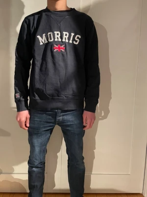 Morris tröja  - Säljer min Morris tröja som är mörkblå, fint skick är den. Riktig stilig och inga defekter. Modellen är 177cm. Strl L. Mvh Adrian