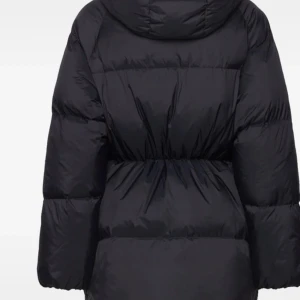 Svart pufferjacka från gang  - Snygg svart pufferjacka från gant  med huva och quiltad design. Jackan har diskret logomönster på fodret och breda kanaler för extra värme. Perfekt för kalla dagar och riktigt trendig look.  Priset går att diskutera 