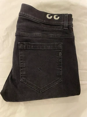 Dondup jeans george  - Säljer ett par rikigt snygga Dondup jeans för endast 549:-!🙌Skicket är utmärkt och storleken är W33. Glöm inte att ta kontakt med mig! //Milo. 