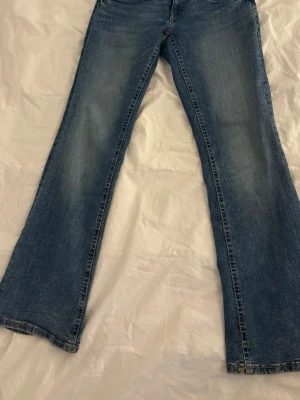 Blå bootcut jeans  - Säljer ett par klassiska blå bootcut jeans. knappt använda så mycket bra skick💕 pris kan diskuteras