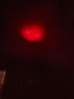 Kompakt klockradio med projektor – tydlig display - Snygg och kompakt klockradio med stor, tydlig LED-display samt inbyggd projektor som visar tiden i rött på vägg eller tak – perfekt i sovrummet. Funktioner: * Projektor (kan vridas/riktas i 180 grader) * Stor och lättläst display * Radio med sleep-funktion * Dubbel alarmfunktion (AL1/AL2) och snooze  * Justerbar ljusstyrka * Smidig knappstyrning ovanpå * Drivs med sladd och batteri men batteri behövs byta men är ett CR 2032  * Är några skavanker på ena kanten men på verkar inte klockan, annars i