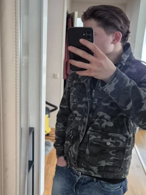 Military m65 jacket, camo patterns - Really nice jacket , something like m65 ones ,not my size anymore! The quality of it and details give it a nice look, its a good unique piece with the camo patterns, theres no defects or anything! So if you want to own a unique taxi driver typa jacket heres one! Il send it in about 1-2days. !!!!    We can discuss the price😄