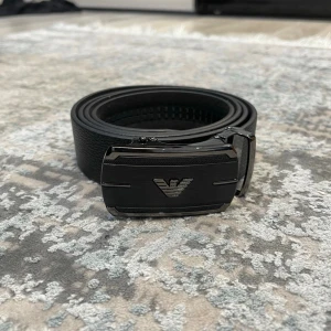 Läderbälte med automatiskt spänne – justerbar längd  - 📏 Storlekar: 130 cm & 135 cm Kan enkelt klippas i änden för perfekt passform.  🧵 Design: • Texturerat läder för en klassisk look • Slät läderfinish för en stilren, minimalistisk känsla (Bilder kan skickas vid intresse)  🔒 Automatiskt spänne: Smidigt klicksystem på insidan som sitter stadigt och enkelt justeras. Ger ett elegant och minimalistiskt uttryck.  🎨 Välj din logga: Flera loggor finns – välj din favorit. kolla min profil för alla alternativ 😊  📦 Snabb leverans 💬 Frågor? Hör av dig!