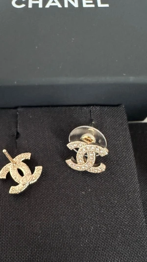 Cc örhängen - S925 örhängen, finns även på silver färg :) helt nya🩷 lådan tillkommer inte