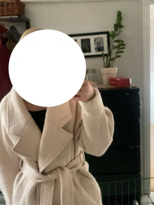 Beige knyt kappa - Beige kappa som går en bit ner på låren, knytbar med band, fickor, fint skick, från selected femme, storlek 34💕