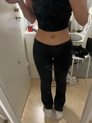 Svarta lågmidjade träningstights från OTP, XS - Säljer ett par svarta leggings från OTP i storlek XS (32/34). De har en tight passform och är tillverkade i ett stretchigt material som sitter snyggt på kroppen. Perfekta för dig som gillar en enkel och stilren look.