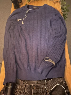 Mörkblå Cableknit tröja - Säljer en najs mörkblå kabelstickad tröja | storlek L/M | 45 cm mellan axlar, 70 cm från axeln till midjan | Skriv vid frågor 🙌