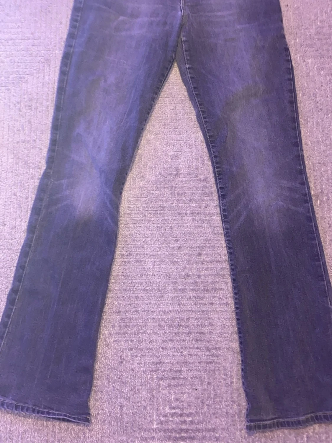 Mörkblå bootcut jeans med kontrastsöm