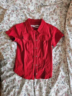 Urban outfitters skjorta - Röd figursydd kortärmad skjorta från Urban outfitters
