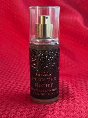 Into The Night mist Bath & Body Works - Into The Night Fine Fragrance Mist från Bath & Body Works. Flaskan är svart med glittriga detaljer och har en guldig spraydel samt genomskinligt plastlock. Rymmer 75 ml och har en lyxig, elegant design som sticker ut i badrumshyllan.
