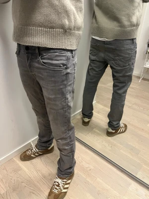 Gråa jeans från Jack and Jones  - Snygga grå jeans, men skön tvätt. Bra skick, väldigt varsamt använda! Storlek  29/30 passar dig mellan 160-175!