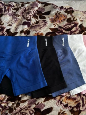 5 olika DFYNE shorts (Tryck ej på köp nu!) LÄS BESKRIVNING  - Fick dessa i present, de har använts en del men är i fint skick fortfarande. Har slutat gymma därav säljer jag alla. 399kr/st. Vid bundle köp erbjuds lägre pris. Hör av er vid frågor och funderingar!💕🤗