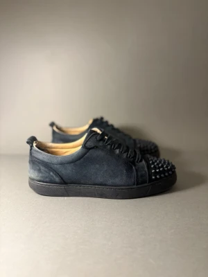 Christian Louboutin skor  - Loubs i fint skick . Äkta ! Storlek 43 , lite sår i hälen men inget som känns under användning.  Pris 2749