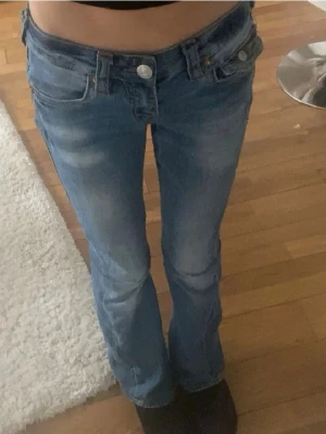 True religion jeans  - De är i storlek w24. Köpte för 1599kr på Nelly.‼️PRIS GÅR ATT DISKUTERA DÅ JAG VILL HA DEM SÅLDA SÅ SNABBT SOM MÖJLIGT‼️💕