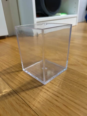 Transparent plastkub - Säljer en genomskinlig fyrkantig kub i plast. Perfekt som förvaringslåda, displaybox eller till pyssel. Enkel och stilren design som passar in överallt. Lätt att rengöra och flytta runt.