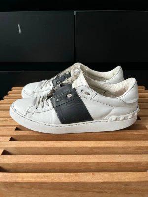 Valentino open  - Tjena, säljer nu dessa riktigt snygga och populära valentino open skorna, de är i använt skick och även repaintade men annars inget fel, storlek Eu 39, endast skorna ingår, hör av er vid frågor och funderingar🙌🤝 