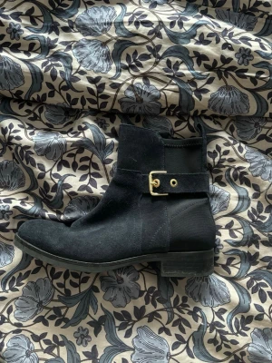 Navy Tommy hilfiger stövletter - Snygga navy Tommy hilfiger stövletter i mocka med dekorativt guldfärgat spänne vid ankeln. Knappt använda (pris går att diskutera) 💞💗