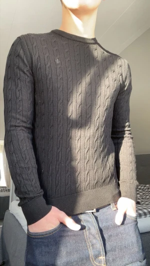 Morris tröja - Riktigt fet kabelstickad tröja från Morris. Helt svart med svart emblem. 100% merinoull✅helt defektfri✅Tveka inte att skriva vid funderingar😁