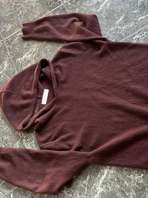 Cashmere Hoodie - En Mörkbrun kashmir hoodie i storlek M men passar S bättre. Märke är sayless. Skick ät rätt bra, liten defekt i under vänster armhåla. Har hoodiens snören, dem följer med. Hör av dig vid flera frågor eller bilder