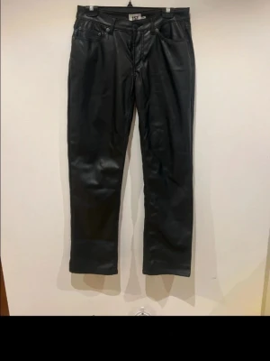 Skinnbyxor - Säljer dessa supersnygga skinn/läderbyxor från lager 157. (Säljs inte längre) jätte fint skick. Använd ett fåtal ggr. Dem är i storlek M men passar även S❤️ Djur&Rökfritt hem❤️ Nypris 400kr❤️