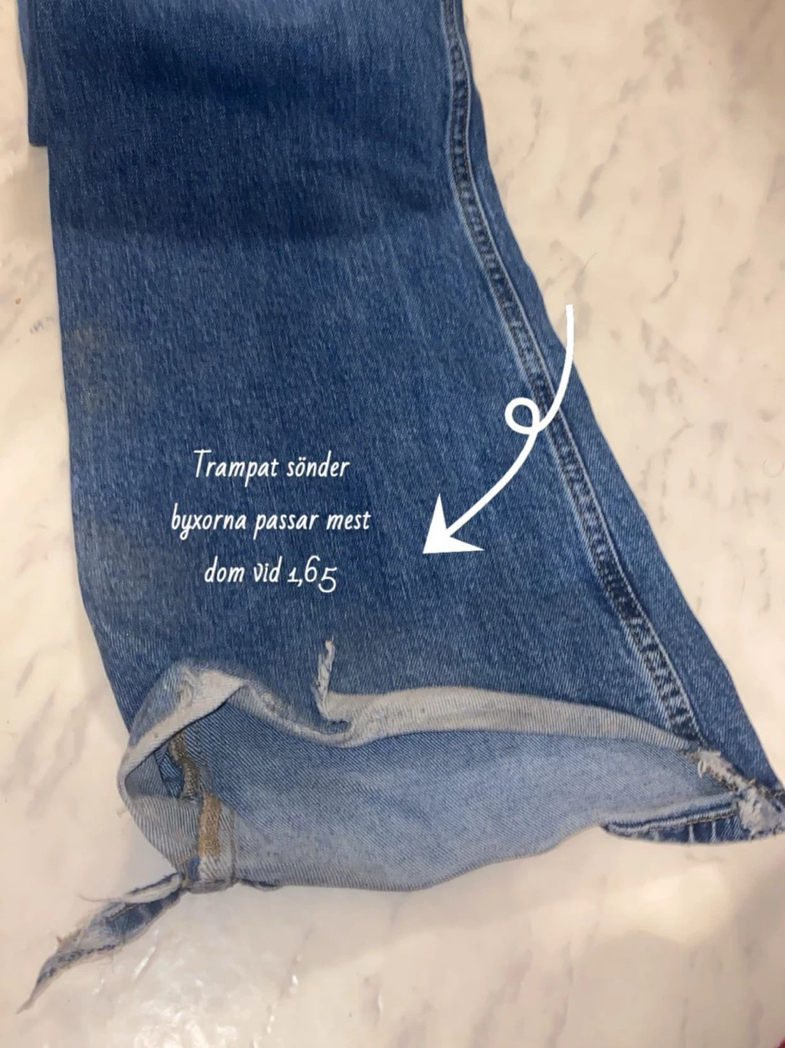 Blå utsvängda jeans med slitningar - 2