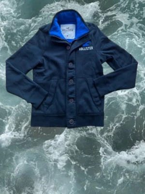 Hollister tröja - Säljer nu denna otroligt snygga tröja från hollister med en zip samt stilrena knappar längs med. Otroligt skönt och mjukt material, hör av er vid funderingar!🙌🙌🤩