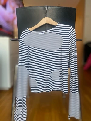 Randig långärmad topp Gina Tricot - De hände något med min mobilkamera så de blev som fläckar på första tröjan,men de är inte så i verkligheten.                     Snygg långärmad topp från Gina Tricot med svart och vita ränder. Klassisk rund halsringning och normal passform. Perfekt att styla med jeans eller kjol för en enkel och trendig look.