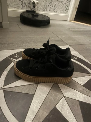 Svarta sneakers med platåsula - Snygga svarta sneakers med tjockare snören. Använda 1 gång. Köpte för 499 i Helsingfors. Väldigt sköna att gå i men säljer för dom är för små😢💓👱🏼‍♀️