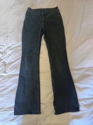 Svarta bootcut jeans Divided - Svarta off black bootcut jeans med klassisk femficksdesign. Från divided