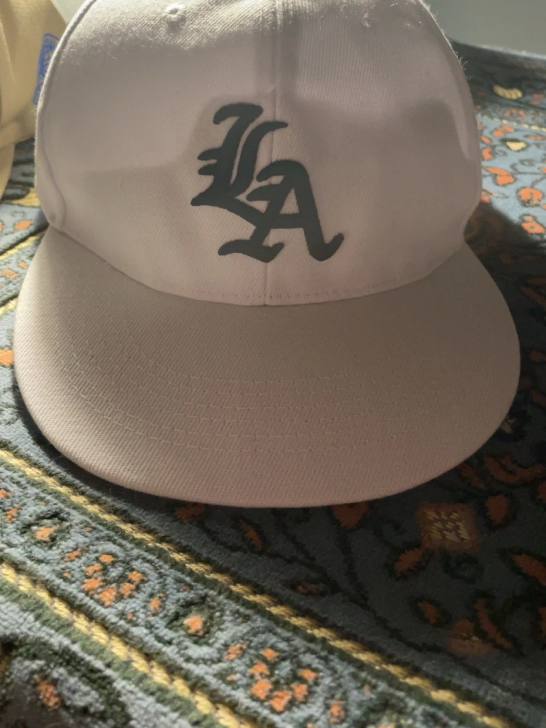 Vit LA keps med broderad logga