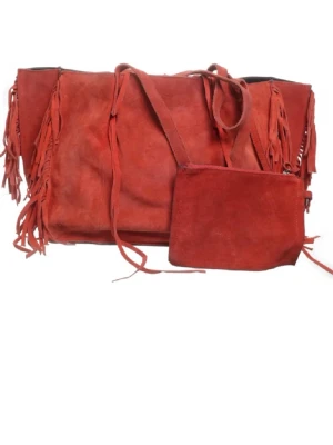 Väska  - Cool röd handväska i mocka med långa fransar på sidorna och matchande liten clutch.  Väsksn har lite missfärgning som ses på bilen 🌸